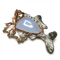 Брошь Рыбка с халцедоном 047-ebr