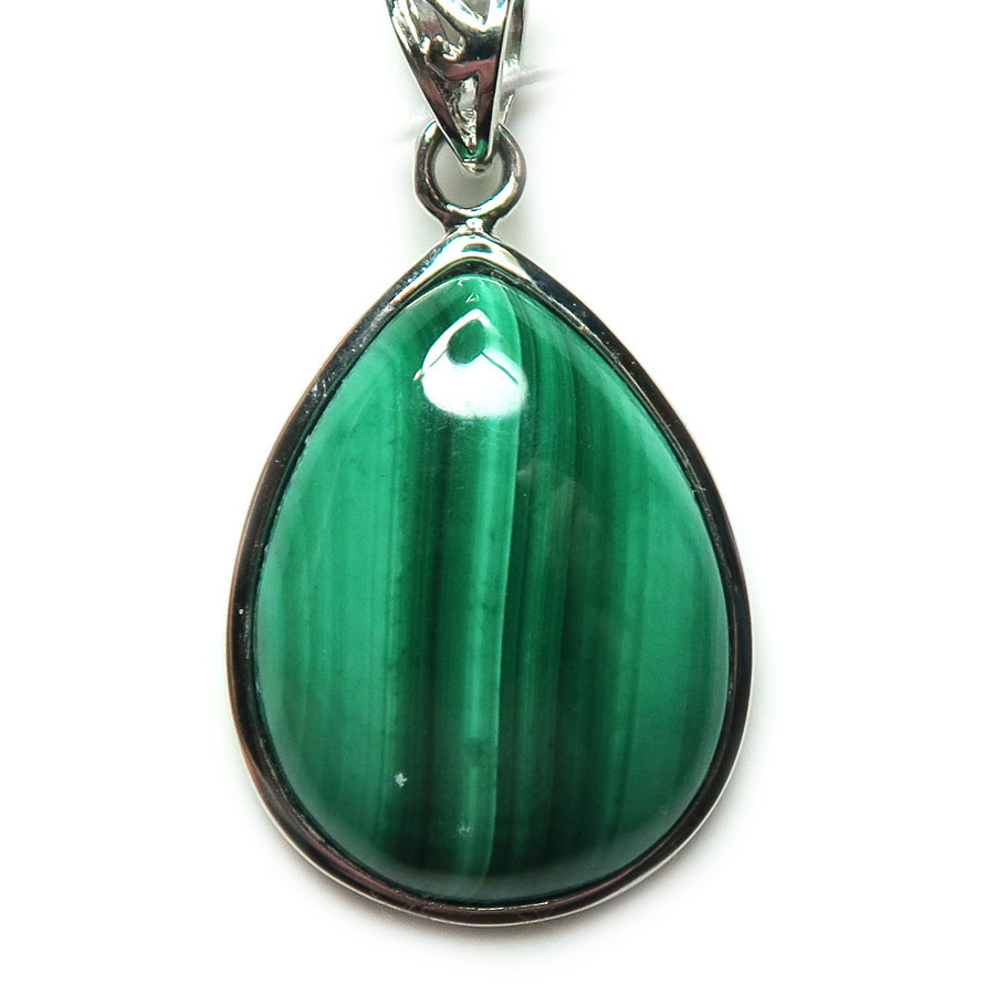 Подвески из малахита. Подвеска малахит. Малахитовый кулон. Кулон из малахита. Подвеска из малахита в серебре.